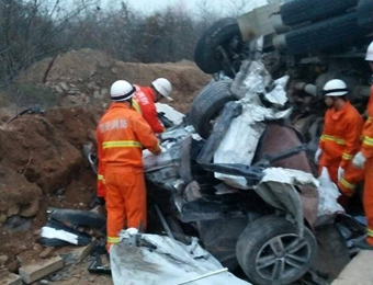 长安区神禾二路发生车祸 渣土车压扁私家车4人亡