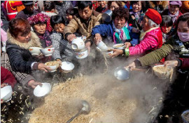 庙会2000人同吃“大锅饭”