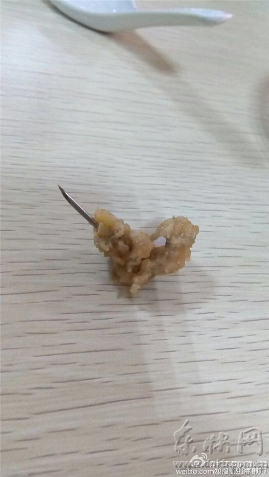 网友称在闽江学院食堂吃到铁钉 学校:不排除污蔑