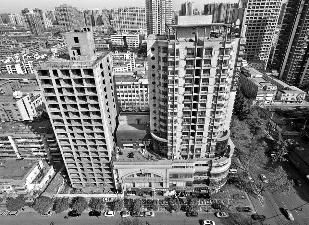 "激情2006"10年未交房成烂尾楼 业主们仍在还房贷