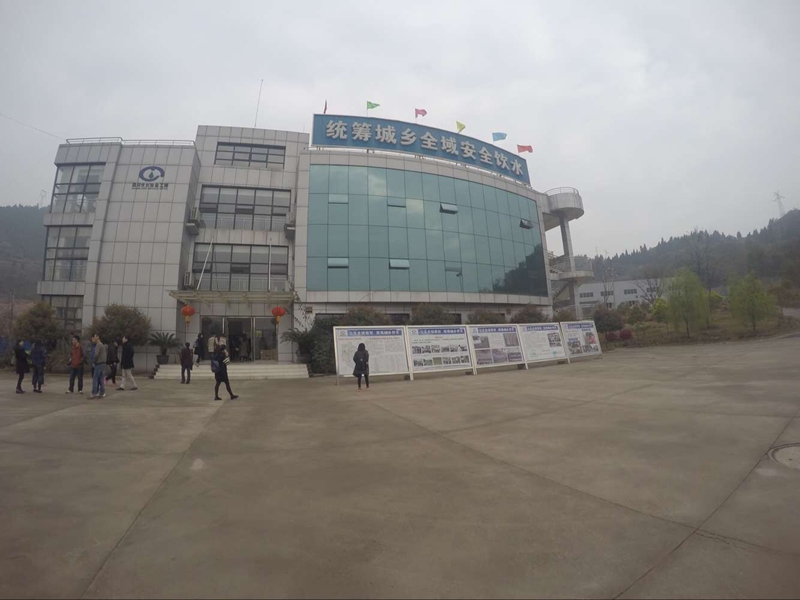 网络媒体行走进魅力仁寿 看看自来水如何送进千家万户