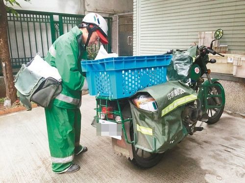 “送完信再看医生”台邮差摔伤流血仍坚持工作