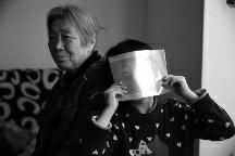 女婿女儿都去世 西安76岁老人独自照顾6岁外孙女