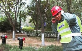 神器！工作人员用“听诊器”看小区管道是否漏水