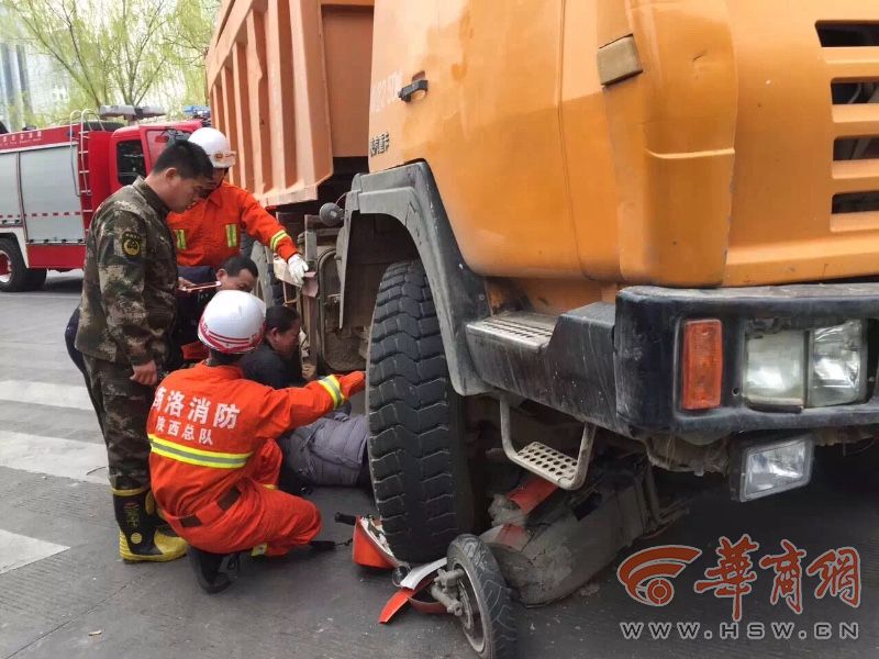 商洛一孕妇被卷入渣土车底 右腿被压疼得直哭