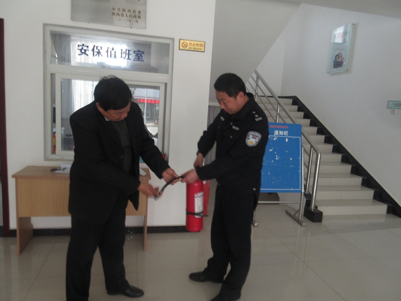 向单位值班人员讲解消防器材使用.jpg