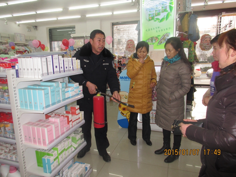 向工作人员讲解消防器材的使用.jpg