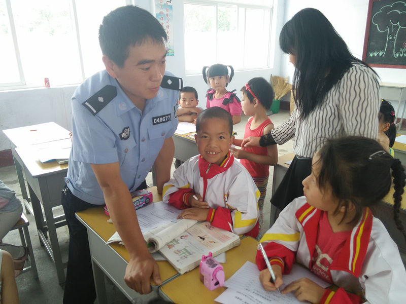 社区民警走进校园对师生进行法制教育_副本.jpg