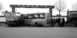 中巴车油罐车108国道相撞数人伤 事故原因正调查