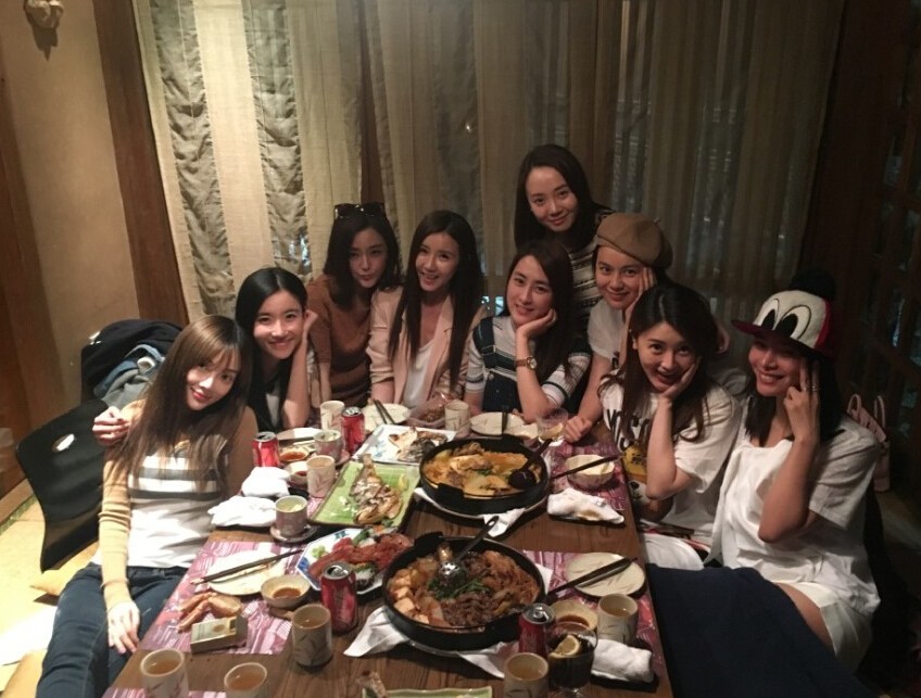 锥子脸聚会！甘薇晒与李小璐秦岚马苏聚餐照(图)