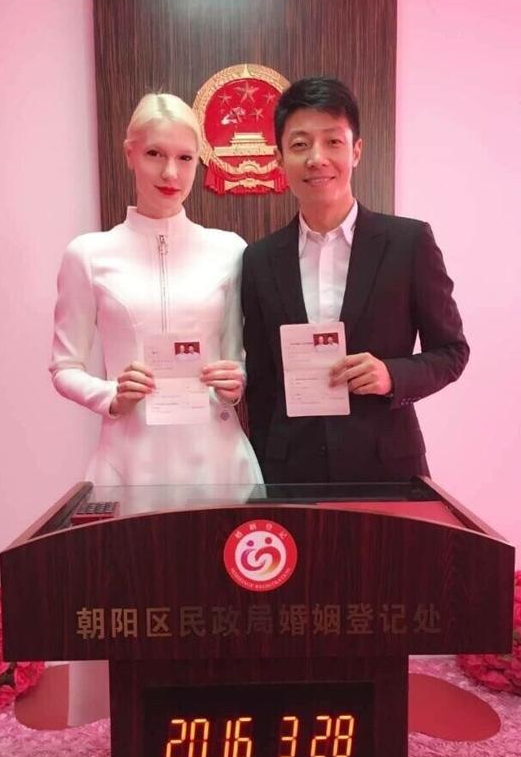 撒贝宁被曝与外籍女友领证结婚