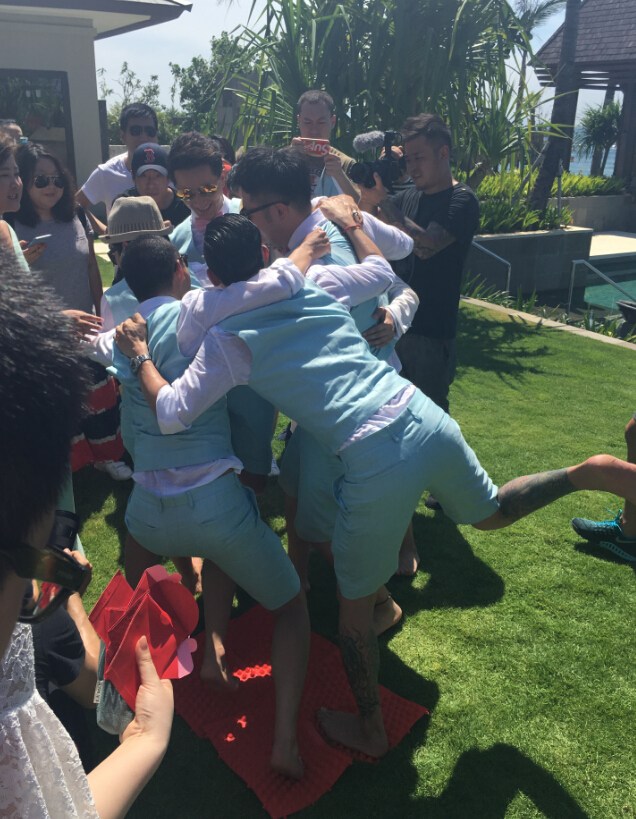 柳岩穿抹胸裙差点被扔下水 幸亏贾玲救她(图)|