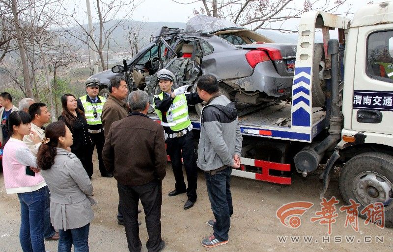 渭南交警设事故残骸车 对市民进行交通安全教育