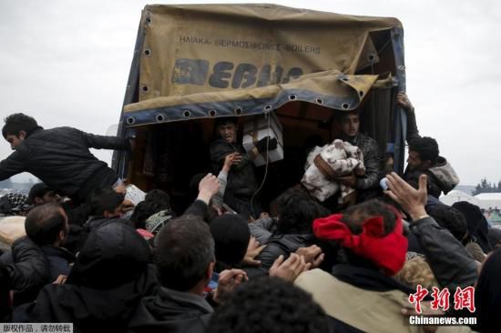 资料图：希腊Idomeni，移民持续滞留希腊与马其顿边境，蜂拥争抢救援物资。