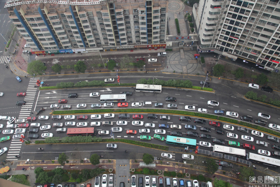 西安清明节后道路拥堵 车多道路似停车场