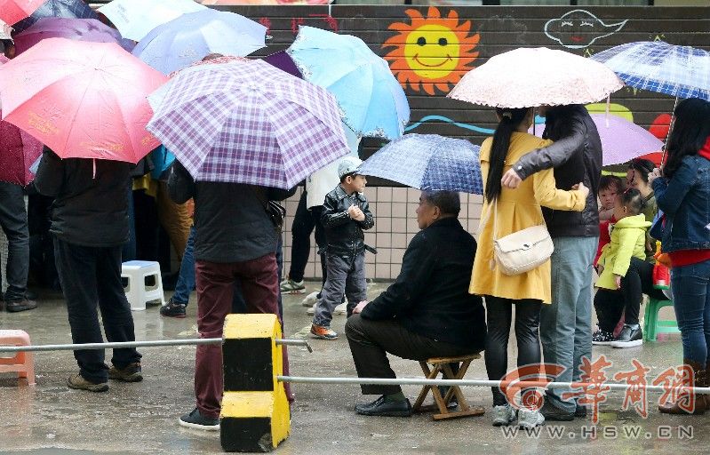 为给娃娃报名入园 西安家长连夜冒雨排队