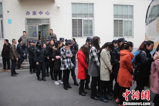 图为犯罪嫌疑人被押解回福州。　榕公宣 摄