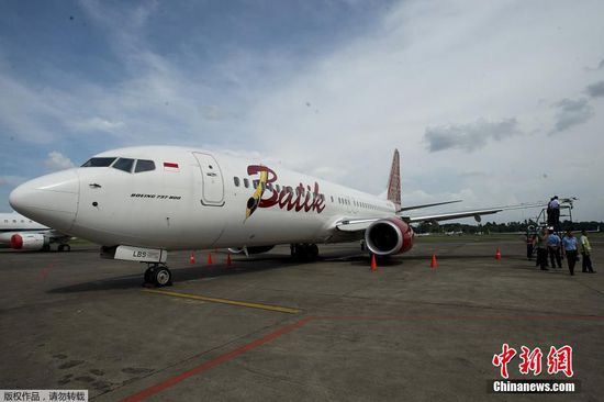 当地时间2016年4月5日，印尼雅加达，两架飞机相撞事故中的巴泽航空的飞机停在停机坪上。4月4日，巴泽航空（Batik