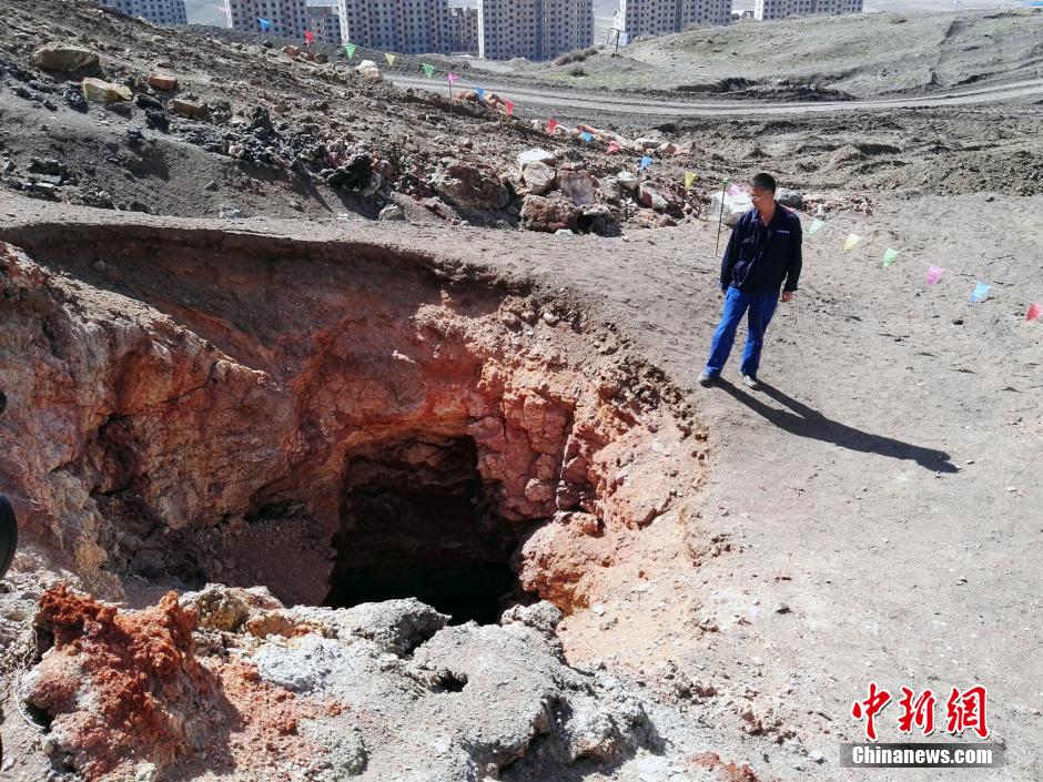 乌鲁木齐清理“火山口” 自燃洞穴最深130米