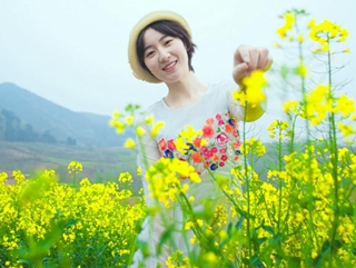 把油菜花和美女完美结合!