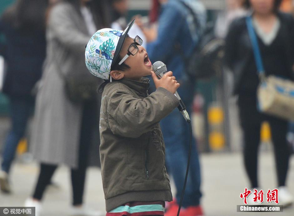 卖唱五元一首搞笑图片_街头卖唱收入(2)