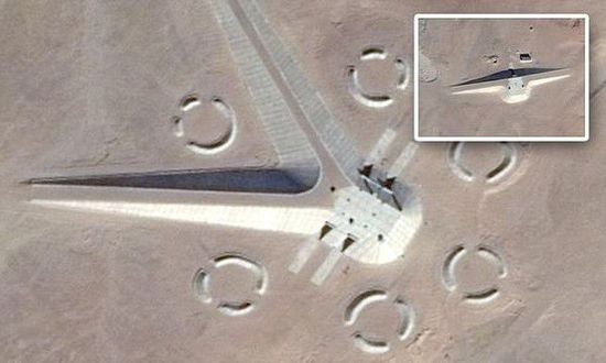 从空中俯瞰，古怪的建筑群疑似一座太空基地，右上角的东西造型状更像是飞碟。（图片翻摄自YouTube）