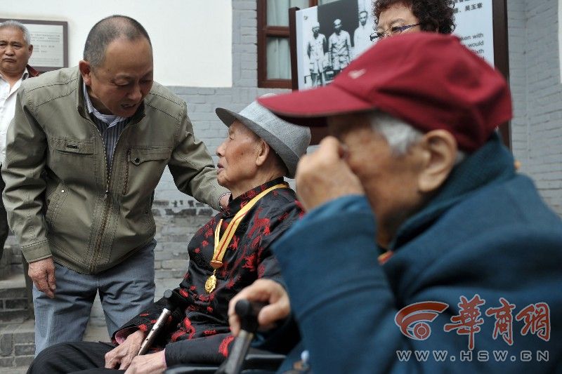 九旬伉俪老红军再回“八办” 圆梦故里为敬一个军礼