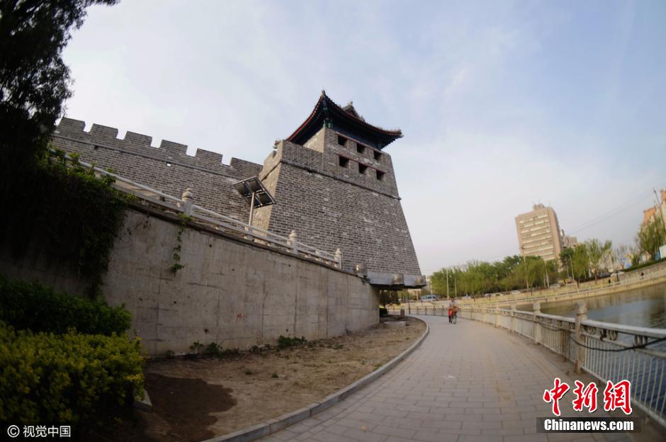 北京复建左安门角楼拆围挡露真容