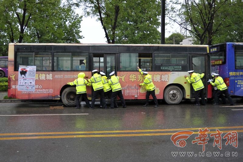 报废公交长期停新开门南路 拖走一辆花费两小时