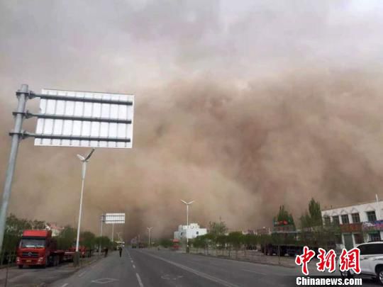 4月15日下午，位于甘肃河西走廊最西端的酒泉市多地出现沙尘天气。图为瓜州县出现了巨大“沙尘墙”滚滚推进。　钟欣 摄