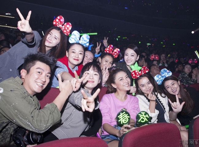 应采儿携闺蜜团看古惑仔演唱会 为老公加油
