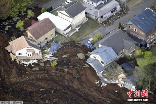 日本九州于当地时间4月16日凌晨发生里氏7.3级地震。图为当地时间4月16日航拍的日本熊本县地震引发的南阿苏城附近山体滑坡。