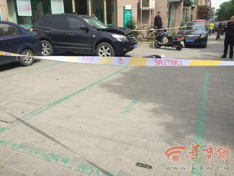一男子朱雀大街坠楼身亡 一越野车前盖被砸深陷