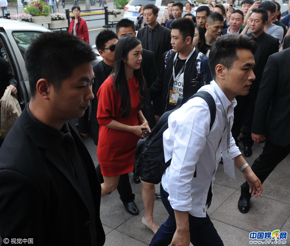 汤唯很忙！穿红裙挺孕肚大批保镖护驾(组图)