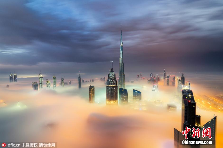 迪拜摩天大楼漂浮云雾之中 唯美似“天空之城”