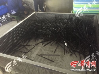 美食客餐具消毒配送中心包装间内存放待包装筷子的铁箱底部一层油污。 作者：华商报记者 佘樱 摄.jpg