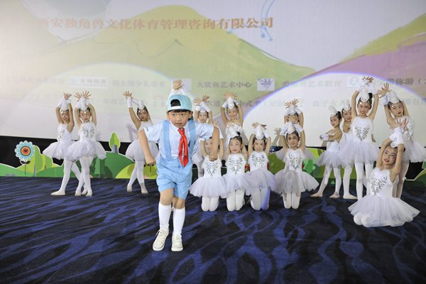 曲江南湖小学文艺表演.jpg