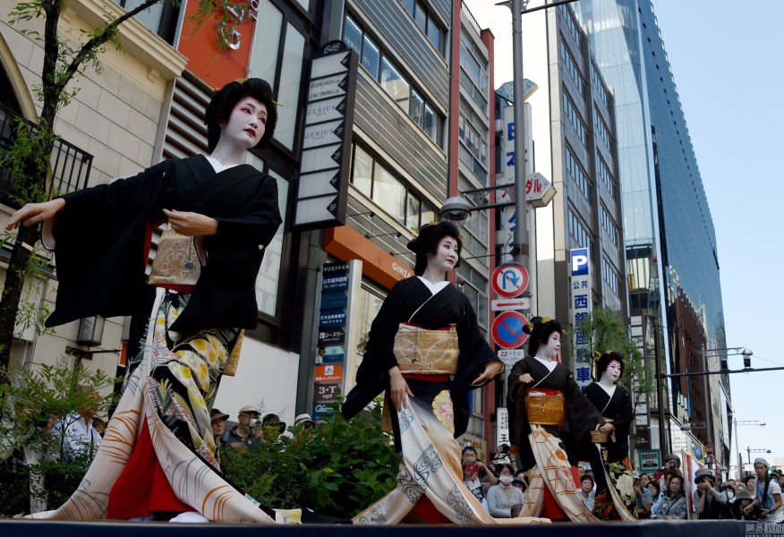 日本一购物区庆祝"柳树"节 艺妓街头表演