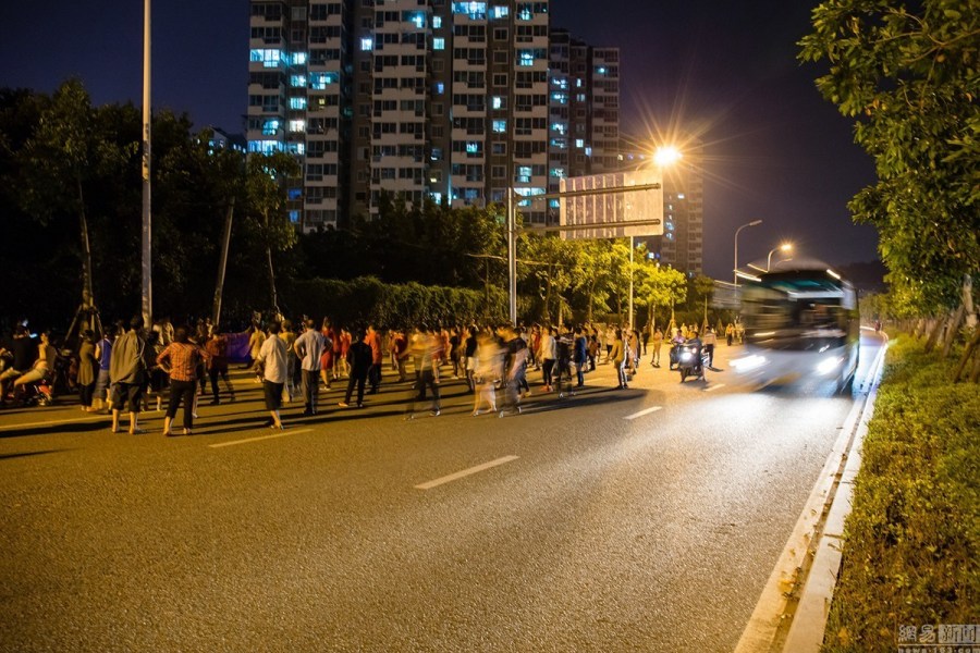 福州大妈占据车道跳广场舞