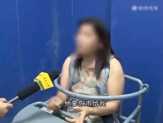 卖淫女收到100元假币 当街爆打白发嫖客(图)