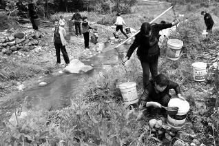 商洛村民住新楼房 水泵坏了没人修到河沟里舀水吃