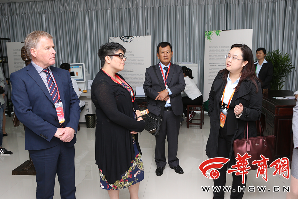 外国友人在市中医医院体验推拿按摩 大感神奇