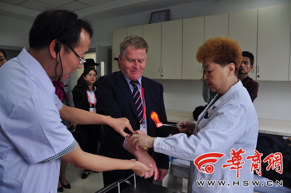 外国友人在市中医医院体验推拿按摩 大感神奇