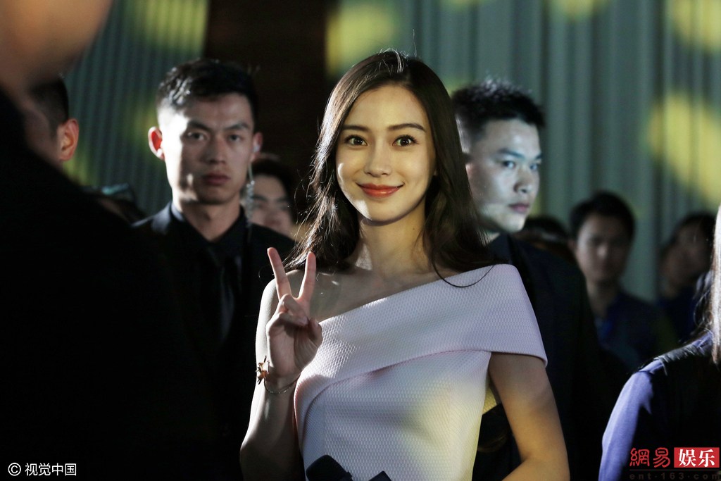 美腻!baby穿露肩裙秀美腿 冲镜头比V卖萌(图)|