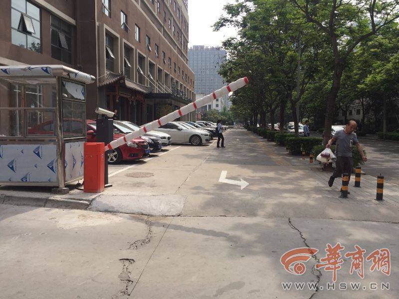 文景路亚朵酒店在人行道设停车升降杆致路人被砸伤