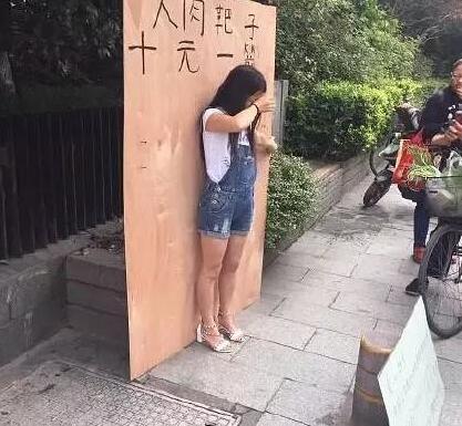 为给姐姐筹钱治白血病 杭州女孩当人肉靶子10元1箭