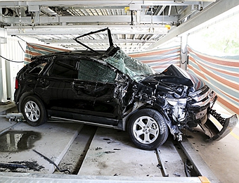 枫韵沁园立体车库出故障 越野车5层坠下几乎报废