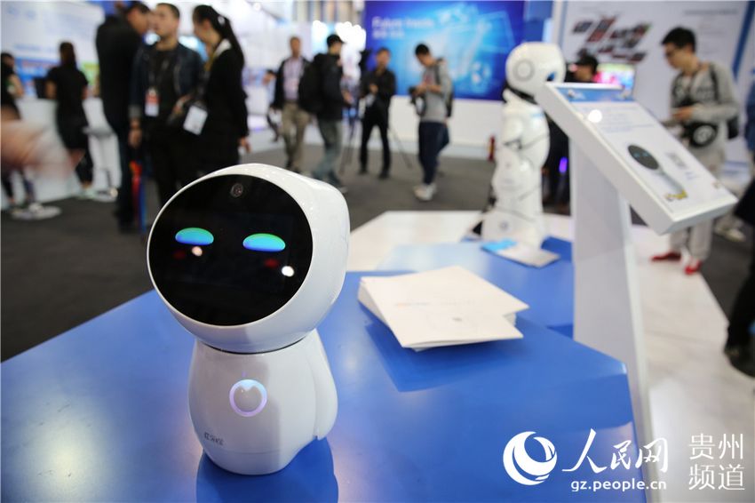 数博会上展出的乐橙育儿机器人，该机器人可面向0-9岁婴幼儿及其父母，解决孩子成长过程的相关问题。    人民网 刘政宁  摄