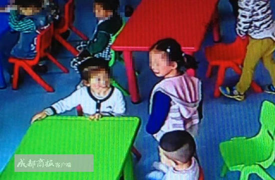 幼儿园监控视频拍下贝贝因屁股痛哭着从椅子站了起来