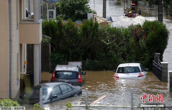 当地时间2016年6月1日，法国巴黎，法国东部和中部多省市遭暴雨袭击，多地降雨量刷新历史纪录，由于塞纳河支流卢万河水位上涨，法国塞纳-马恩省与卢瓦雷省维持洪水红色预警，巴黎因塞纳河水位上涨关闭码头。